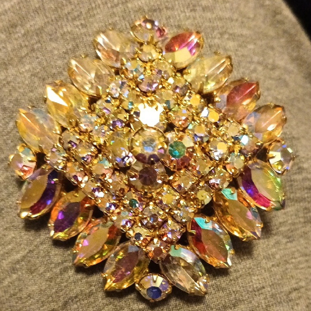 Glamorous Gold Brooch with Starburst Design